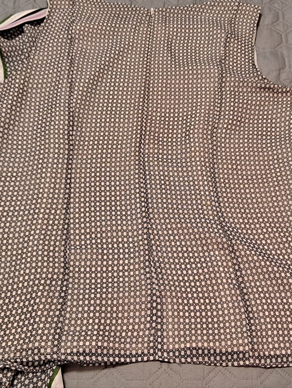 Ann Taylor Sleeveless Printed Bow Detail Blouse in Taupe & White Large - Picture 7 of 7